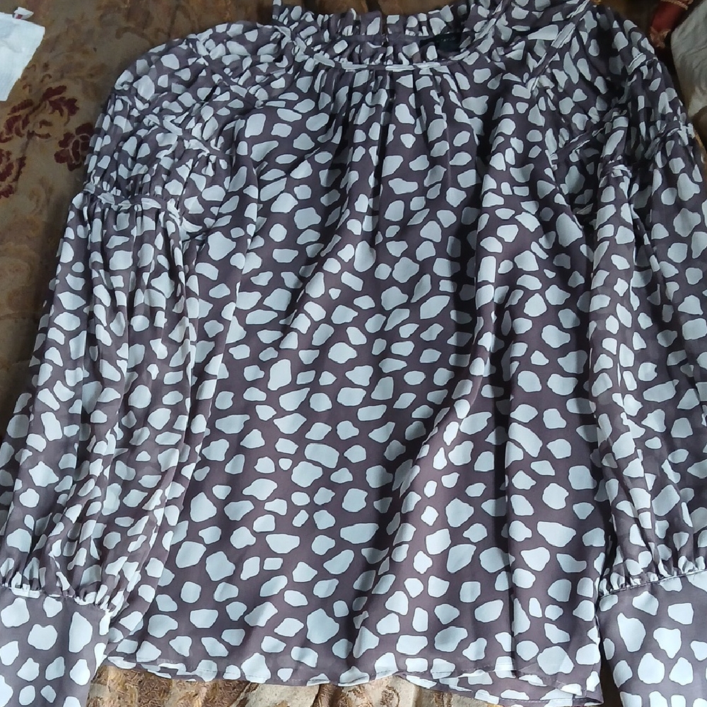 Ann Taylor Gray and White Patterned Blouse